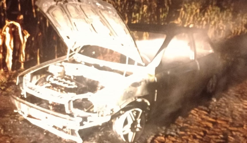 Carro pega fogo e é totalmente destruído pelas chamas entre a Linha Barra Grande e Princesa Isabel em Capitão