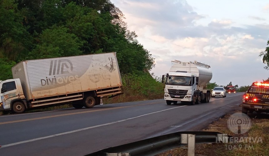 Após problemas mecânicos caminhão interdita BR-163 em Capitão