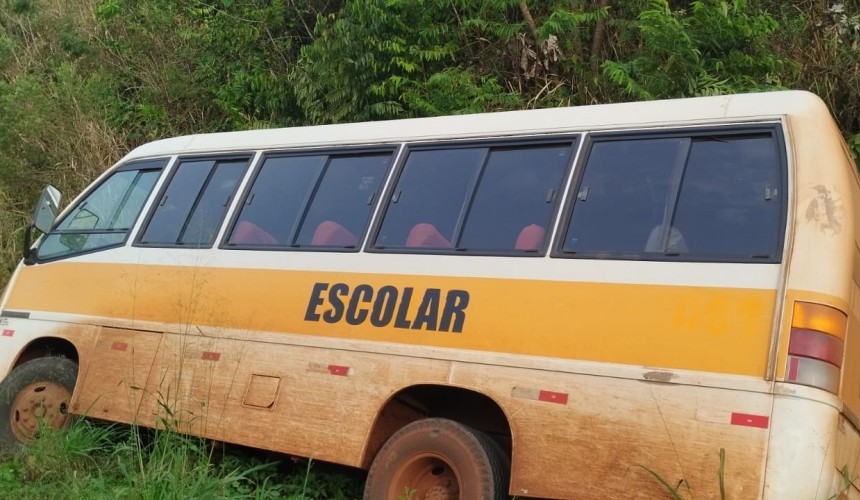 Micro-ônibus escolar terceirizado da Prefeitura de Boa Vista da Aparecida sai da pista na PR-484