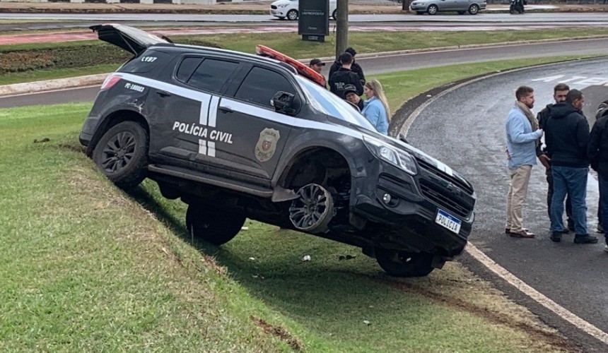 Policial civil é preso com viatura falsificada após perseguição na BR-277, em Cascavel