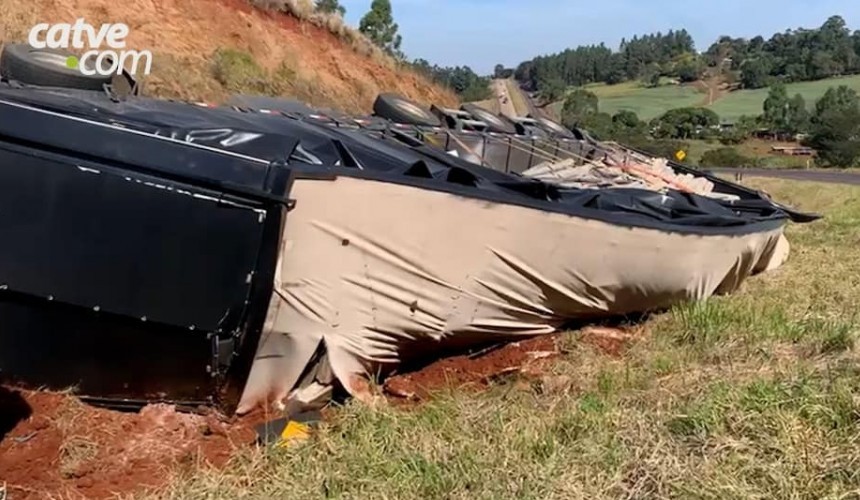 Caminhão tomba e motorista fica ferido na BR 163 entre Santa Lúcia e Lindoeste