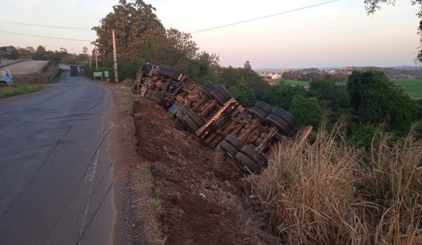 Após perder o controle caminhão tomba na BR-163 em Capitão