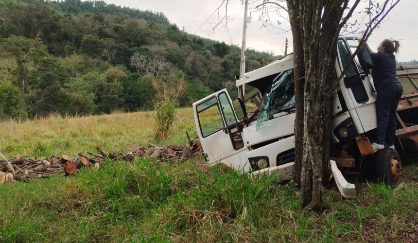 Acidente de trabalho com caminhão deixa motorista preso às ferragens em Boa Vista da Aparecida