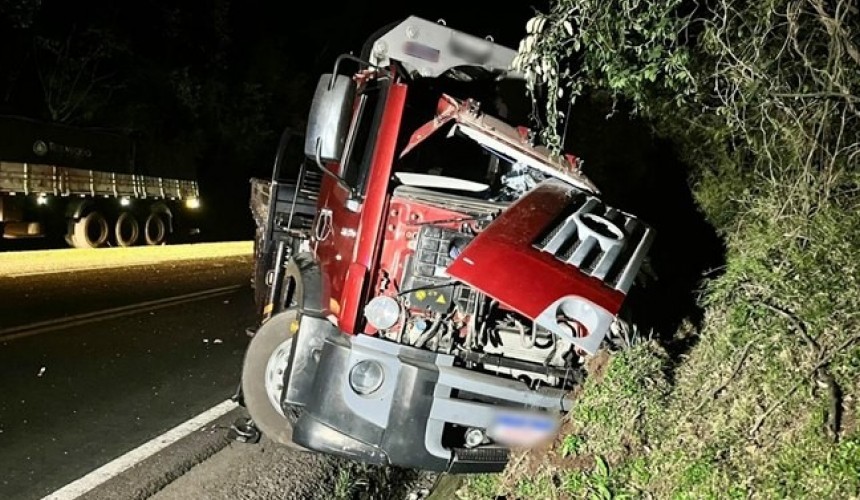 Motorista morre em acidente envolvendo caminhões na PR-182