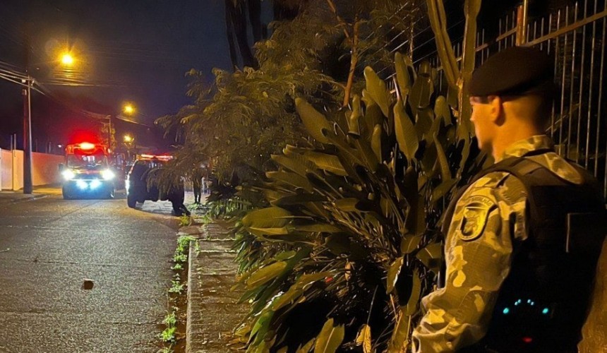 Homem é executado a tiros no bairro Vila A em Foz do Iguaçu; suspeitos incendeiam veículo