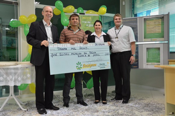 Cooperado Sicredi de Boa Vista da Aparecida ganha R$ 30 mil da Promoção Sorte em Campo