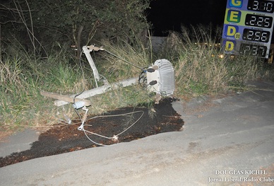 Caminhão derruba poste e deixa a cidade de Realeza parcialmente sem energia elétrica