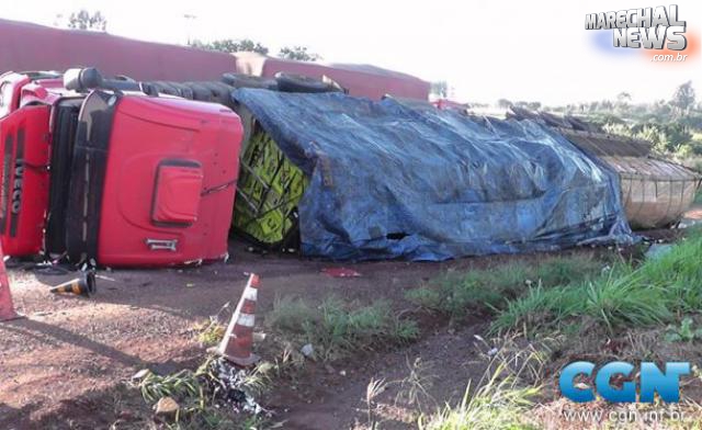 Caminhão carregado  de cerveja tomba na BR 163 em Lindoeste