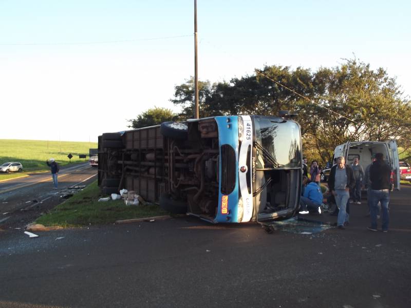 Ampére: Ônibus tomba após colidir com caminhão na PR-182