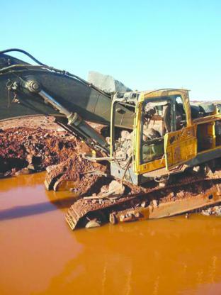 Máquinas submersas por cheia do Iguaçu começam a reaparecer