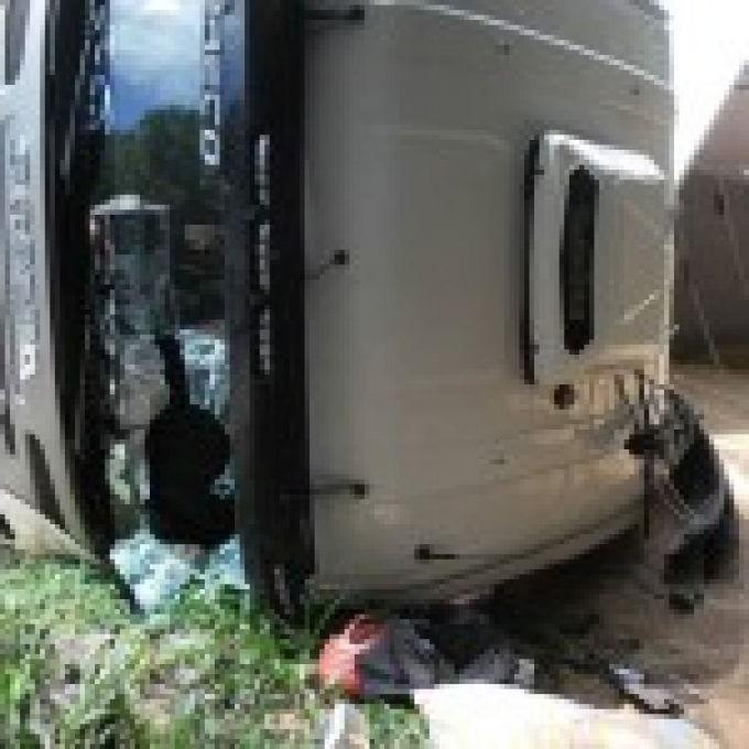 Carreta carregada com sementes de trigo tomba na BR 163 em Santa Lucia