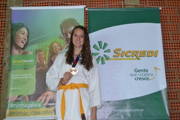 Atleta patrocinada pela cooperativa Sicredi sagrou-se campeã brasileira de Karatê inter estilos