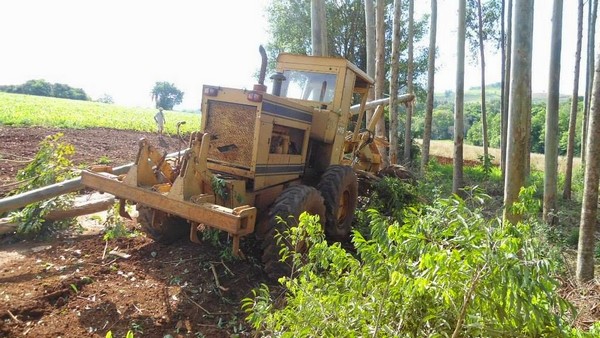 Homem pula de motoniveladora em movimento e é esmagado em Itapejara do Oeste