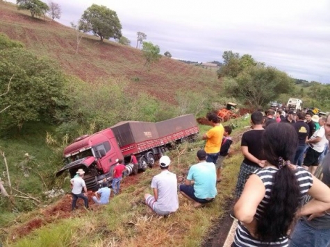 Nova Prata do Iguaçu: Caminhão tomba na PR-562