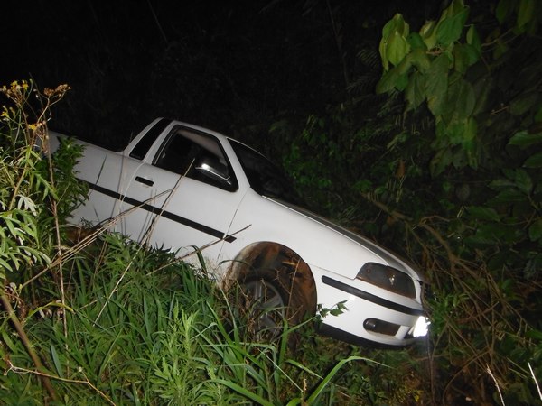 Carro sai da pista e desce barranco em Capitão