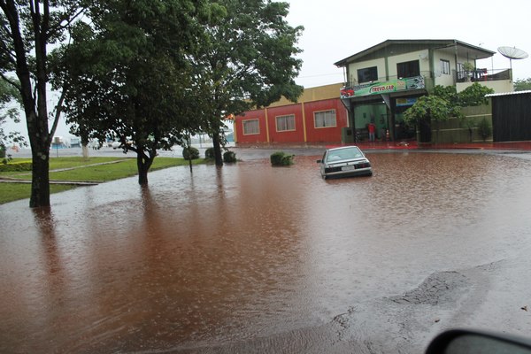 Chuva causa estragos em Capitão Leônidas Marques