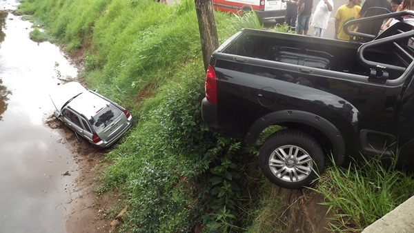 Veículo que seguia pra Capitão Leônidas Marques cai em rio no centro de Francisco Beltrão depois de 