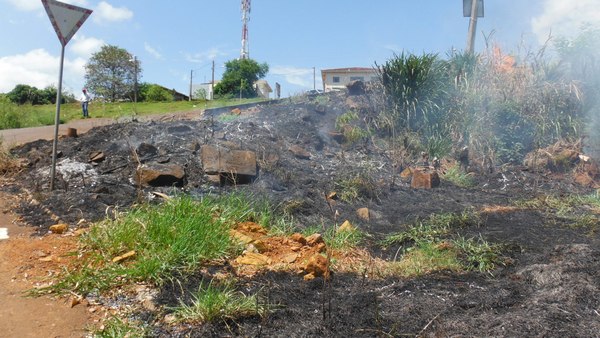 Incêndio em vegetação rasteira em Capitão