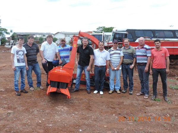 Associação Tronco Verde em Santa Lúcia recebe colhedora de forragem