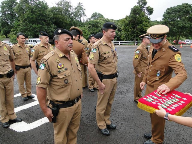 Sargento e Policial Militar de Capitão recebem medalha do Comando da Polícia Militar