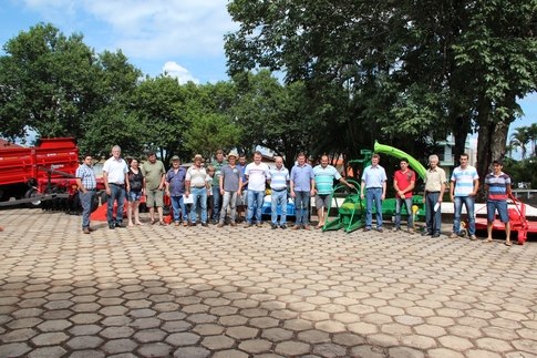 Associações de agricultores de Capitão recebem equipamentos agrícolas