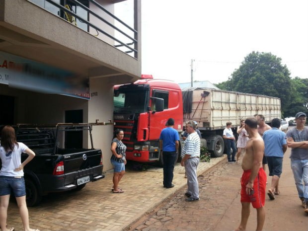 Carreta desgovernada bate em prédio e por pouco não provoca uma tragédia